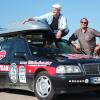 André Kinne und Michael Binz (rechts) fahren als „Team 313“ mit einem alten Mercedes Benz bis zum Nordkap. Bei der Rundtour sammeln sie Spenden für das Therapiezentrum in Stadtbergen. 