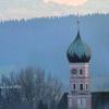 Ungewöhnliche Föhnstimmung: Die Kirche von Niederraunau mit Blick auf die Alpen. Foto: Georg Drexel