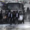 Mit Wasserwerfern gehen israelische Polizisten gegen ultraorthodoxe Juden vor, die während einer Demonstration in Jerusalem eine Straße blockieren.