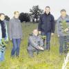 Julia Beyrer (Dorr-Energie), Barbara Wildegger (ttz BHV), Rainer Nützel (Landwirtschaftsamt Mindelheim), Marcus Jakwerth (Dorr-Energie) und Gerhard Limmer (Landwirtschaftsamt Kaufbeuren) nehmen auf einem Versuchsfeld in Türkheim die jungen „Energiebäume“ in Augenschein. 