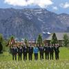 G7-Gipfel: Kanzlerin Merkel und ihre Gäste, die winkend in einer Blumenwiese vor Elmau stehen.