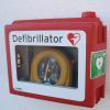 Defibrillatoren können auch Laien bedienen. 	