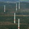 Luftbild vom Windpark zwischen Augsburg und Günzburg. Mit einer Höhe von etwa 80,5 Metern ragen sie gut sichtbar aus dem Scheppacher Forst heraus.