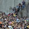 Kurz vor dem Unglück bei der Loveparade am 24. Juli 2010 stehen Menschen dicht gedrängt an dem Tunnelausgang.