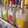 Statt verpackungsintensiver Wasch- wie Reinigungsmittel kann im Unverpackt-Laden der Stoff abgezapft werden.