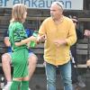 So geht's: Der Trainer der SG Burgau/Mönstetten, Mauro Ancora, im Gespräch mit Spielerin Anna Vogel.
