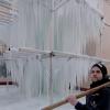 Marcel Russe kontrolliert das Eis im Hof der Kronenbrauerei in Ulm. Bei eisigen Temperaturen gefrieren über mehrere Tage hinweg bis zu 100 Kubikmeter Wasser zu Eiszapfen.