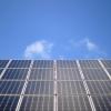 Strom aus der Photovoltaik-Anlage kann in einem Batteriespeicher für dunkle Stunden gespeichert werden. Unternehmen entdecken nun neue Vermarktungswege, welche die Stromkosten weiter senken könnten. 