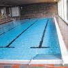 Das Lehrschwimmbecken der Aschbergschule wird saniert. Neben vielen technischen Neuerungen soll es auch neue Fliesen in grün oder braun geben. 