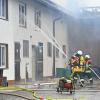 Ein großes Aufgebot an Einsatzkräften kämpft gegen die Flammen an einem landwirtschaftlichen Anwesen in Scheuring. Das Wohnhaus konnte bisher geschützt werden.