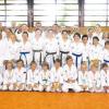 Diese 30 jungen Taekwondokas unterzogen sich in Fuchstal einer Gürtelprüfung. Im Bild sind sie mit Prüfer Reinhold Gruber (links) und ihren Trainern zu sehen.