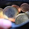 Geldmünzen in einem Portemonnaie: Wie steht es um die Inflation im Euroraum?