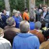 An die 50 Waldbesitzer ließen sich in einem Waldstück bei Leeder von Revierförster Michael Lang über Käferbefall informieren. 