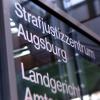 In Augsburg steht ein 45-Jähriger vor Gericht, weil er seinen Bekannten erwürgt haben soll.
