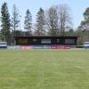 Leeres Grün im Frühjahrs-Sonnenlicht: Niemand vermag zu sagen, wann im Auwaldstadion in Günzburg wieder Fußball gespielt werden darf. Beim FC Günzburg rechnet man mit einem Saisonabbruch. 	
