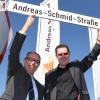 Bürgermeister Michael Wörle (links) und Firmeninhaber Alfred Kolb weihen zusammen die neu benannte Andreas-Schmid-Straße in Gersthofen ein. Das Logistikunternehmen hat seit dem Jahr 1980 seinen Hauptsitz im Industriegebiet. 	