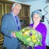 Altenmünsters Bürgermeister Bernhard Walter gratulierte Maria Schmid zu ihrem 80. Geburtstag. Foto: pm