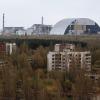 Blick auf die Schutzhülle über dem zerstörten Reaktor vier in Tschernobyl. Der Ort der Atomkatastrophe kann heute von Reisenden besucht werden.