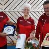 Mit 83 Jahren verabschiedet sich Marianne Fischer von der Kegelbahn. Die Teamkollegen Mike Mitschke und Bruno Schmelcher ehren sie.  	