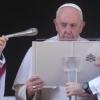 Papst Franziskus spricht den Weihnachtssegen «Urbi et Orbi» vom Hauptbalkon des Petersdoms.