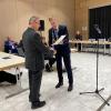 Der Neusäser Bürgermeister Richard Greiner (rechts) überreicht dem scheidenden CSU-Stadtrat Bernd Edin eine Urkunde mit der Ernennung zum Altstadtrat.