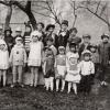 Anneliese Erlanger hat 1929 zusammen mit vielen anderen jüdischen Kindern aus Ichenhausen das Purimfest gefeiert. Im Mittelpunkt des Festes steht das Verkleiden mit bunten Trachten und das Veranstalten von Umzügen. In ihren schriftlichen Erinnerungen hat Anneliese Erlanger später festgehalten, dass von den Kindern, die auf dem Foto waren, die wenigsten den Holocaust überlebt haben.