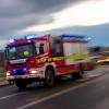 Ein Feuerwehrauto war in Blaustein mit Blaulicht und Sirenen auf dem Weg zu einem Einsatz – bis ein Mann sich vor das Einsatzfahrzeug stellte.