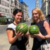 Dilara Frech (links) und Lena Weiß haben sich für ihre Mittagspause Wassermelonen gekauft.