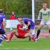 Die Akteure des SV Mering hatten gegen Neuburg durchaus ihre Chancen, gingen am Ende wieder in die Knie so wie hier Mateusz Fitas (Bildmitte). Der MSV verlor auf eigenem Platz mit 0:2.