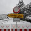 In der Nacht zum Samstag musste wegen der starken Schneefälle die Bundesstraße 28 zwischen Blaustein und Blaubeuren gesperrt werden. 