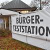 Die ehemalige Neuapostolische Kirche am Schwabenhallen-Parkplatz in Donauwörth ist nur einer von vielen Standorten in der Region, an denen sich Bürgerinnen und Bürger nun wieder kostenlos auf das Coronavirus testen können.  	