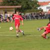 Der eingewechselte Rückkehrer Dieter Streun (hier gegen Benjamin Schön und Andreas Niederhuber) wurde zum Matchwinner des A-Klassen-Spitzenspiels zwischen Megesheim und Grosselfingen. 
