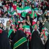 Zum ersten Mal nach mehr als 40 Jahren haben Frauen nun auch beim Teheraner Stadtderby Zutritt zum Fußball-Stadion.