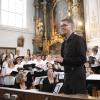 Thomas Becherer vereinigte zwei Chöre und ein Orchester zu einem klassischen Kirchenkonzert. 	