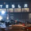 Der US-Elektroautobauer Tesla beschäftigt in seiner Fabrik in Grünheide bei Berlin mehr als 10.000 Mitarbeiter.