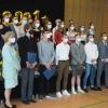 Die strengen Regeln für Veranstaltungen ermöglichten eine Abiturfeier, an der alle gemeinsam und zusammen mit ihren Eltern teilnehmen konnten, doch musste der Fototermin mit Maske stattfinden: Die 21 Preisträger des Gymnasiums Weilheim. 	