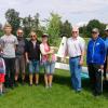 Alleinfliegerin Katharina Dück präsentiert stolz ihren Blumenstrauß zusammen mit Flugschülern und Piloten vor dem Schuldoppelsitzer, sowie Fluglehrer Hans Endris (dritter von links) und dem späteren Alleinflieger Leonhard (dritter von rechts). 
