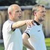 „Hier geht’s in die Bayernliga!“ Gersthofens Co-Trainer Gerhard Hildmann scheint anzuzeigen, welchen Weg er zusammen mit Chefcoach Robert Walch (rechts) und der Mannschaft im Relegationsspiel gegen die SpVgg Selbitz einschlagen möchte. 