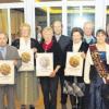 Mit Urkunden und Ehrennadeln wurden zahlreiche Mitglieder des Vereins der Gartenfreunde Karlshuld für ihre langjährige Mitgliedschaft von Vorsitzender Rosina Feigl (rechts), geehrt. 