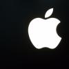 Logo des Elektronik-Herstellers Apple. Apple muss sich die Frage gefallen lassen, warum iPhone und iPad in China produziert werden. Foto: Fredrik von Erichsen dpa