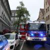 In Augsburg rettete die Feuerwehr einen Bewohner aus seiner verqualmten Wohnung.