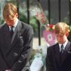 Prinz William (links) und Prinz Harry im September 1997 bei der Trauerfeier für ihre Mutter Prinzessin Diana.