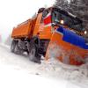 Auch in Aindling sind im Winter wie auf dem Symbolbild schwere Maschinen unterwegs, die die wichtigen Verkehrsstraßen vom Schnee befreien. Kleinere Stichwege werden allerdings ab sofort nicht mehr geräumt. 