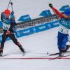 Simon Schempp (l.) aus Deutschland kommt eine Handbreit hinter dem Franzosen Martin Fourcade ins Ziel.