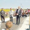 Zweiter Bürgermeister Hermann Waigel, Bürgermeister Hans Egger und Landrat Hans-Joachim Weirather (v. li.) eröffneten gemeinsam den neuen Radweg zwischen Salgen und Bronnen. 