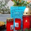 Im Märkischen Viertel in Berlin erinnern Kerzen und Blumen an den getöteten Achtjähriger. Er war von einem aus einem Hochhaus stürzenden Baumstumpf erschlagen worden.