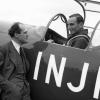 Es war ein historischer Moment der Luftfahrtgeschichte – und er spielte sich in Augsburg ab: Der Messerschmitt-Werkspilot Fritz Wendel (rechts, im Bild mit Willy Messerschmitt) stellte mit einer Me 209 V1 einen Geschwindigkeitsrekord auf. Er flog mit einer kolbenmotorgetriebenen Maschine entlang der Bahnstrecke Augsburg–Buchloe 755,1 Kilometer pro Stunde. Der Rekord war Höhepunkt eines jahrelangen Wettlaufs zwischen den Konkurrenzunternehmen Heinkel und Messerschmitt. 