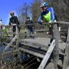 Auf dem zum Witaquelle-Radweg gehörenden Sonnendeck am Altwasser der Schmutter bei Dietkirch erzählten Georg Keis (links) und Josef Thiergärtner (rechts) bei einem kühlen Bier von ihren vielen Touren, die sie schon zusammen gefahren sind.