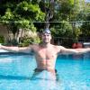 Marius Kusch steht in einem privaten Pool in San Diego. Dort kann seine Gruppe derzeit trainieren.