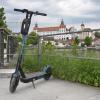 Vor zwei Jahren wurden E-Scooter für den Straßenverkehr zugelassen. In Neuburg sind die Elektro-Roller nur vereinzelt zu sehen. 	